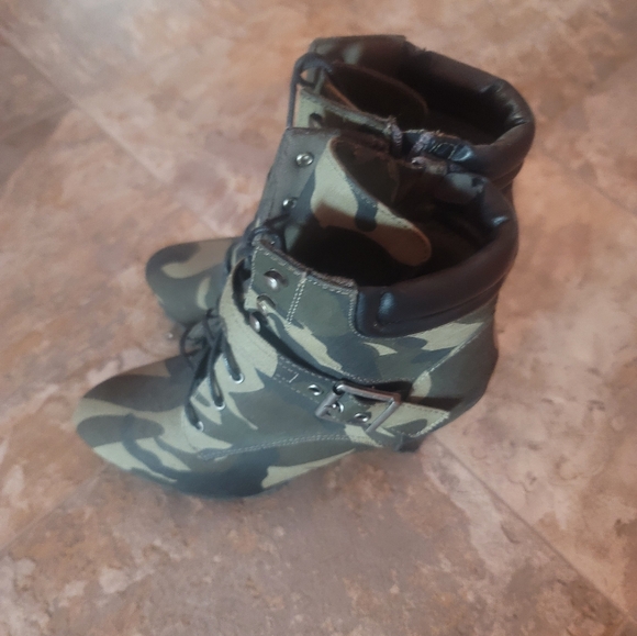 Gently used Womens heeled boots, size 9.5 - Picture 2 of 3